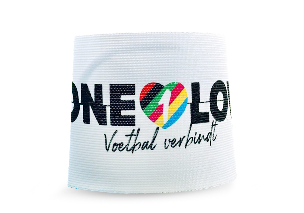 Het aanvoerdersbandje met de tekst 'OneLove, voetbal verbindt'