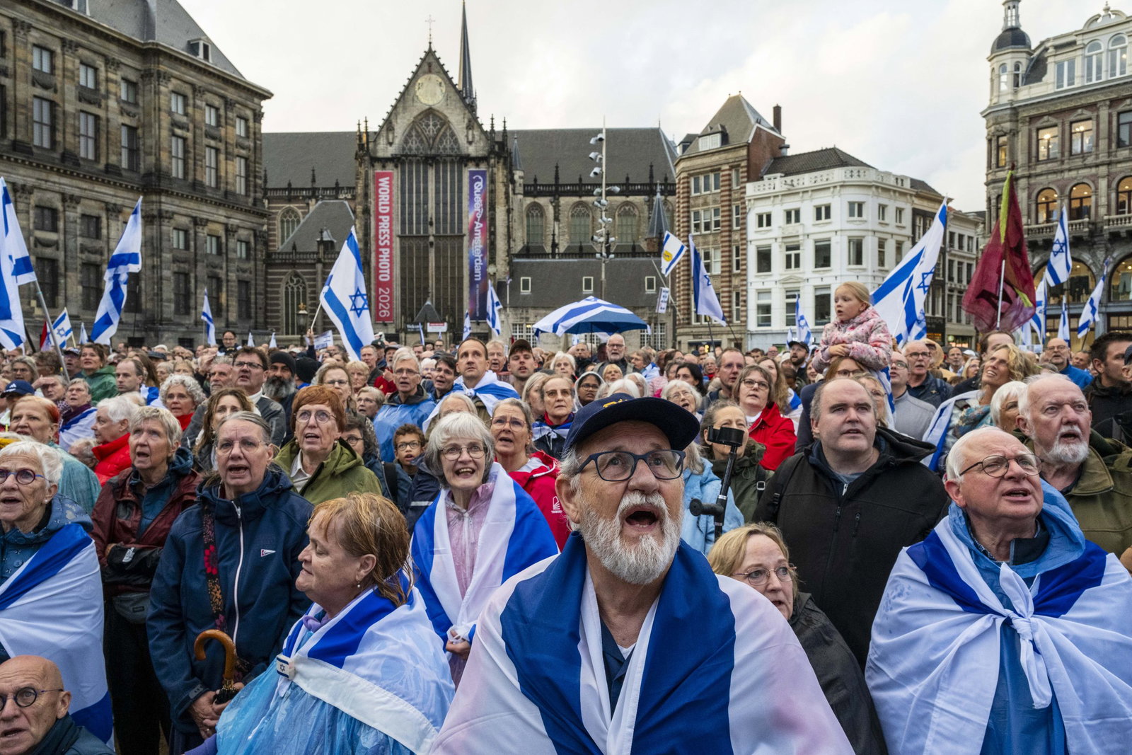 Christenen steunen Israël in Amsterdam terwijl antizionisten botsen met de politie