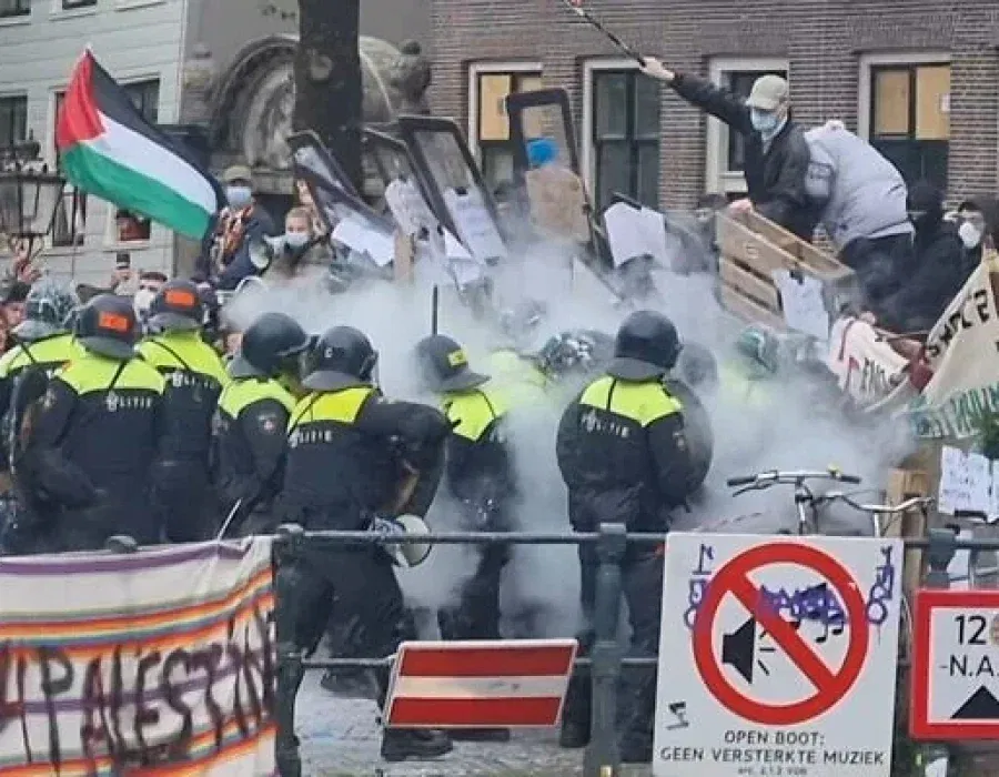 Anti-Israëlische relschoppers vallen de politie aan bij de ontruiming van het Binnengasthuisterrein van de UvA - Foto: Bart Schut