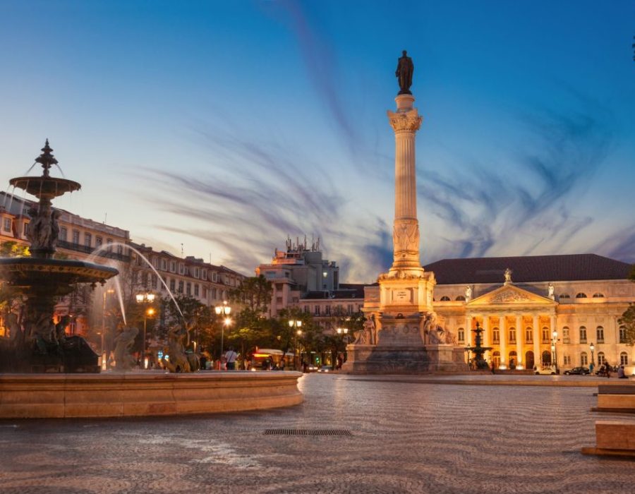 1 De Rossio, het centrale plein in Lissabon waar in de zestiende en zeventiende eeuw autodafe’s gehouden werden. Op de achtergrond het Nationale Theater, waar vroeger het hoofdkwartier van de inquisitie stond 
Foto:  IVAN SOTO/DREAMSTIME