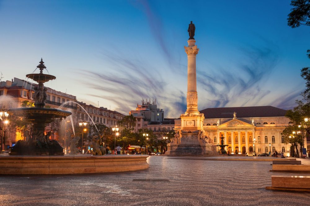 1 De Rossio, het centrale plein in Lissabon waar in de zestiende en zeventiende eeuw autodafe’s gehouden werden. Op de achtergrond het Nationale Theater, waar vroeger het hoofdkwartier van de inquisitie stond 
Foto:  IVAN SOTO/DREAMSTIME