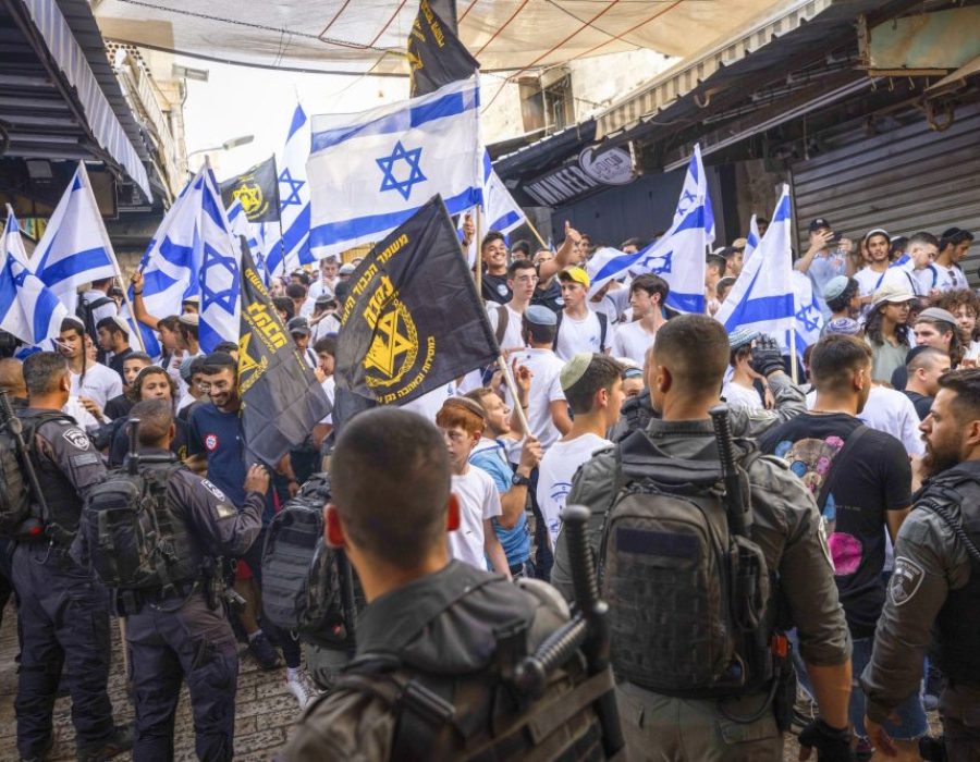 Jonge religieus-zionisten worden door de politie bewaakt bij hun vlaggenmars door de oude stad tijdens Jom Jeroesjalajim op 29 mei van dit jaar  Olivier Fitoussi/Flash90