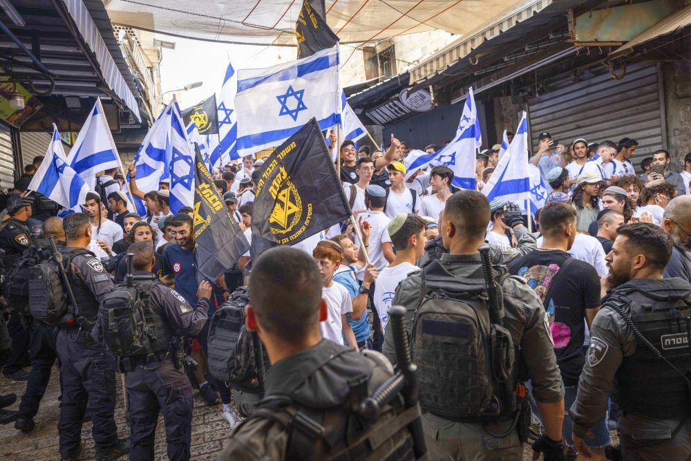 Jonge religieus-zionisten worden door de politie bewaakt bij hun vlaggenmars door de oude stad tijdens Jom Jeroesjalajim op 29 mei van dit jaar  Olivier Fitoussi/Flash90