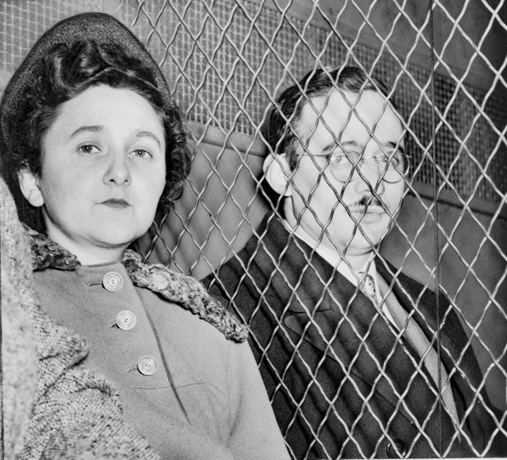 Julius en Ethel Rosenberg nadat zij op 29 maart 1951 schuldig waren bevonden aan spionage  
Roger Higgins/Library of Congress