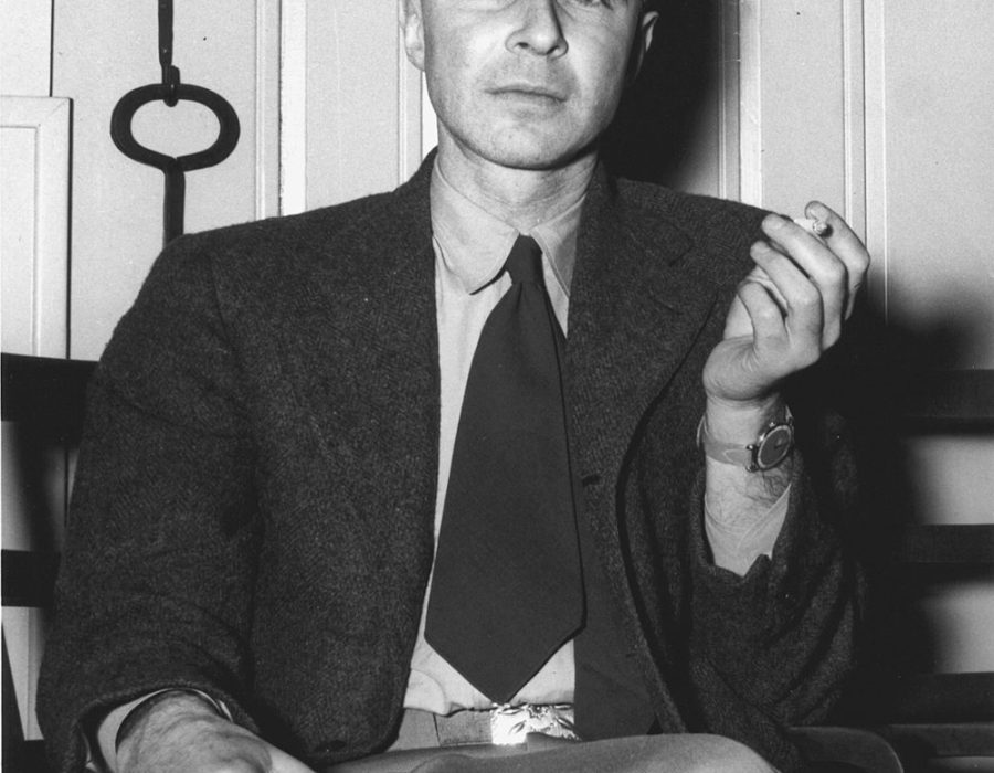 J. Robert Oppenheimer in 1946, zoals altijd met sigaret  FOTO: Ed Westcott/US Government