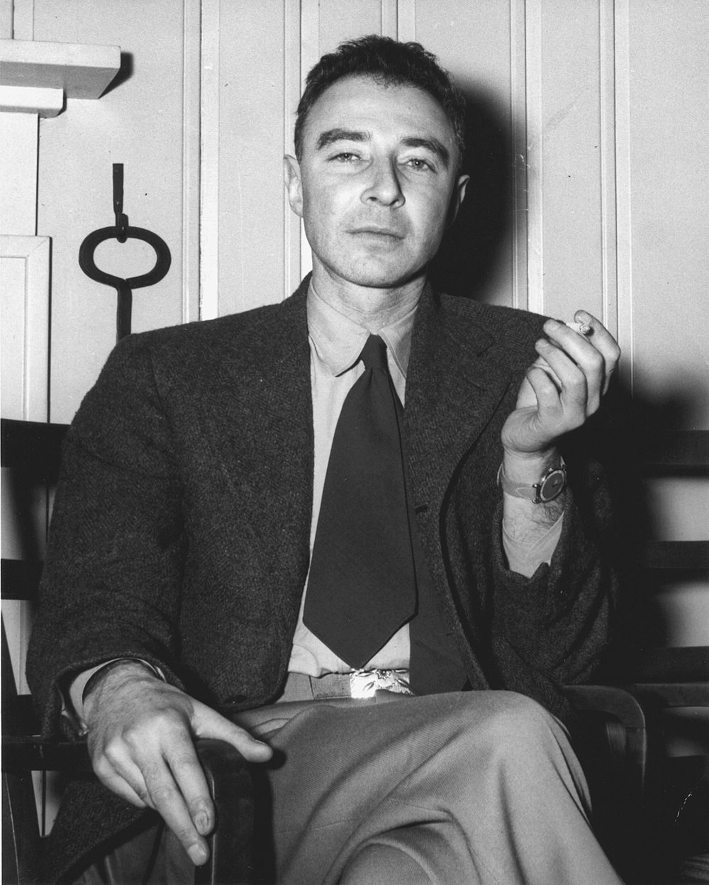 J. Robert Oppenheimer in 1946, zoals altijd met sigaret  FOTO: Ed Westcott/US Government