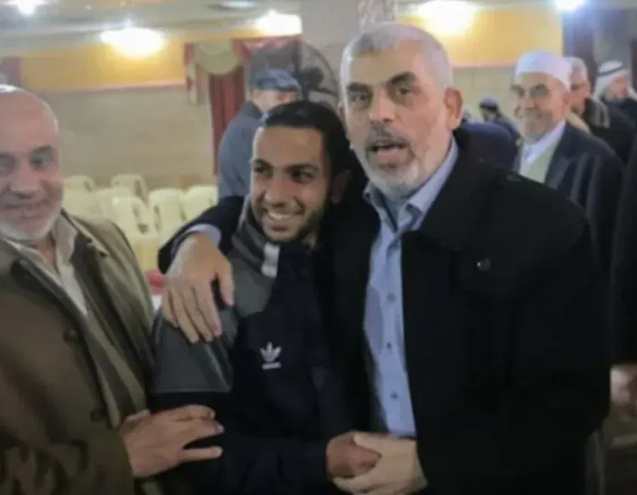 Anas al-Sharif in een innige omhelzing met Hamasleider Yahya Sinwar