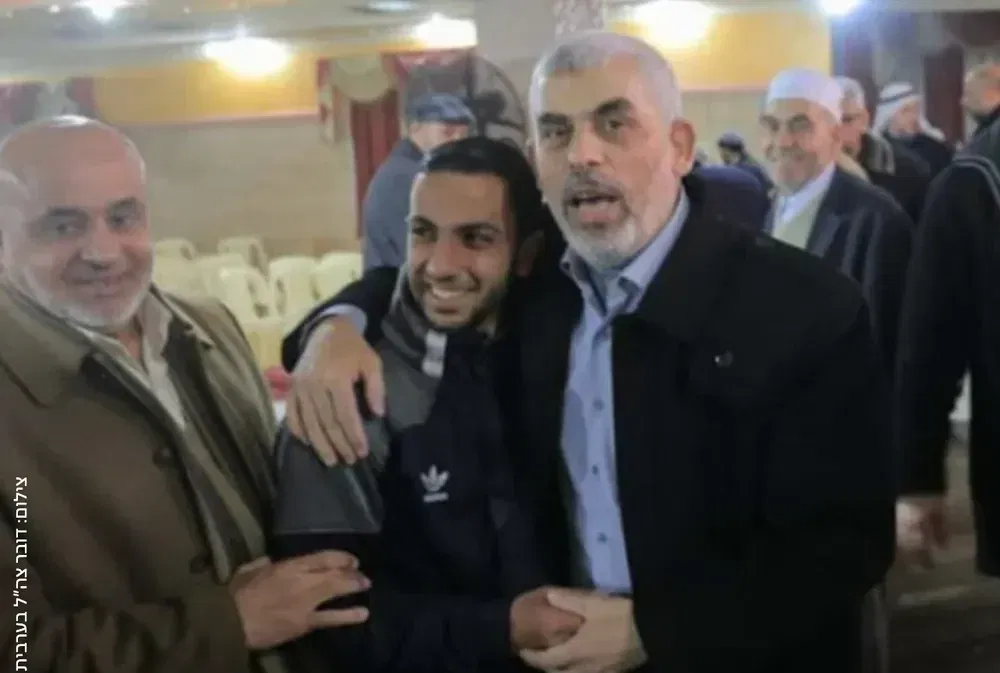 Anas al-Sharif in een innige omhelzing met Hamasleider Yahya Sinwar