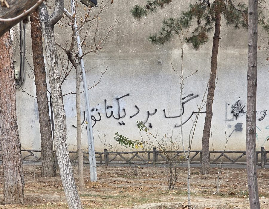 Op een muur in Iran is 'Dood aan de dictator' (waarmee Ali Khamenei wordt bedoeld) te lezen - Foto: Hossein Ronaghi