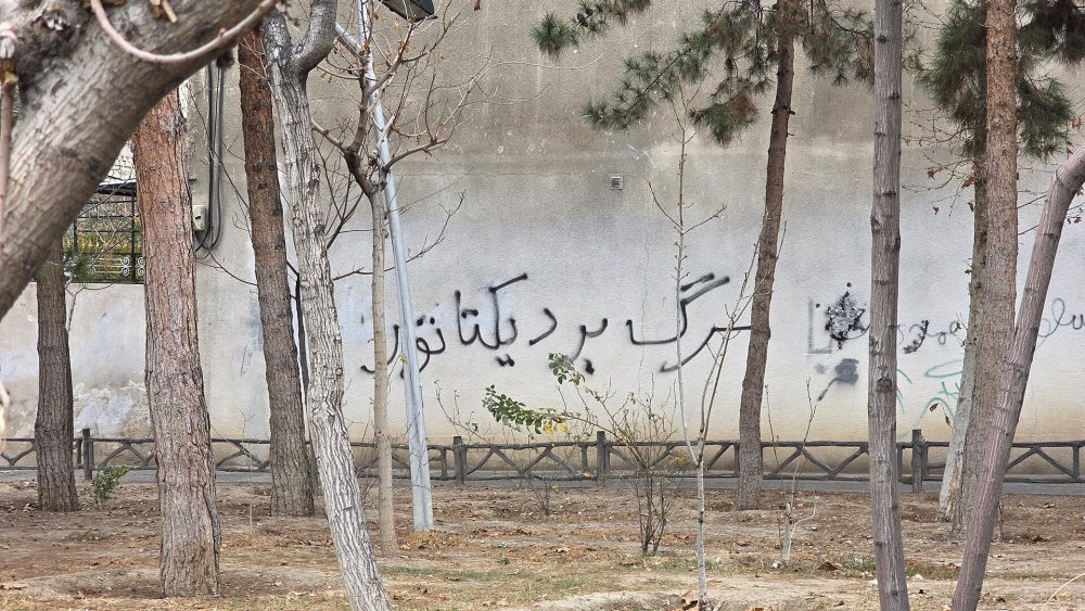 Op een muur in Iran is 'Dood aan de dictator' (waarmee Ali Khamenei wordt bedoeld) te lezen - Foto: Hossein Ronaghi