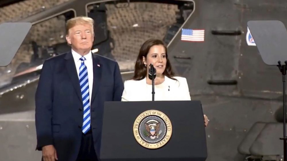 2.-Elise-Stefanik-de-beoogde-Amerikaanse-ambassadrice-bij-de-VN-met-Donald-Trump-credit-Office-of-Congresswoman-Elise-Stefanik