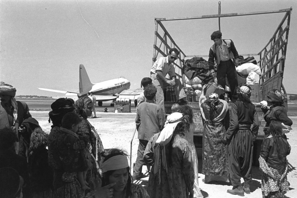 THE LUGGAGE IS PUT ON THE LORRIES THAT WILL TAKE  THE IMMIGRANTS TO THE TRANSIT CAMP, LOD AIRPORT.            IMMIGRANTS FROM IRAQ.