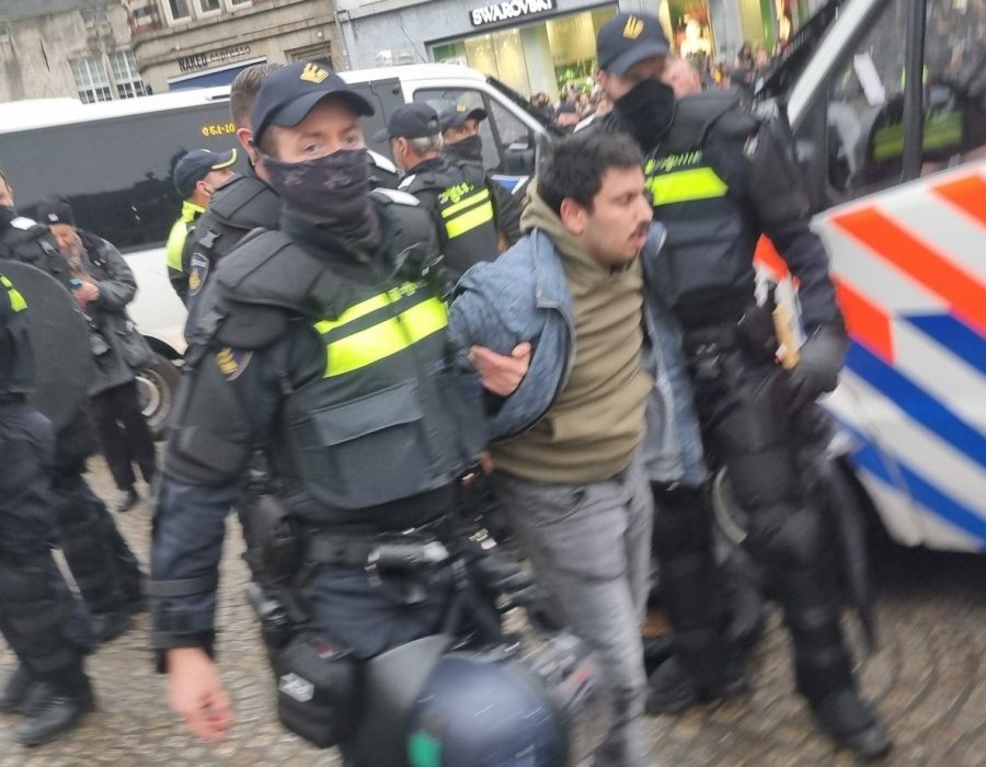 De politie treedt op tegen relschoppers bij een pro-Palestijnse demonstratie in Amsterdam - Foto: Bart Schut