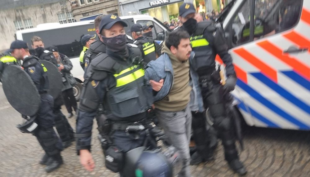De politie treedt op tegen relschoppers bij een pro-Palestijnse demonstratie in Amsterdam - Foto: Bart Schut