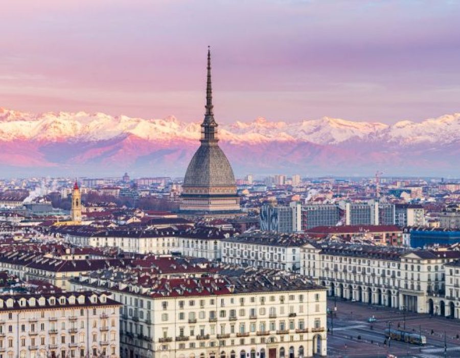 De door de Mole Antonelliana gedomineerde skyline van Turijn met op de achtergrond de besneeuwde Alpen FABIO LAMANNA/DREAMSTIME