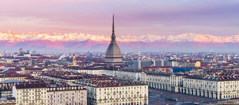 De door de Mole Antonelliana gedomineerde skyline van Turijn met op de achtergrond de besneeuwde Alpen FABIO LAMANNA/DREAMSTIME