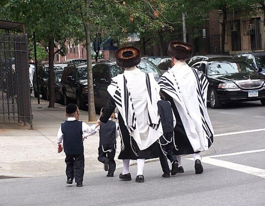 Chassidische Joden in Brooklyn, New York - Foto: Anna i Adria via Wikimedia Commons