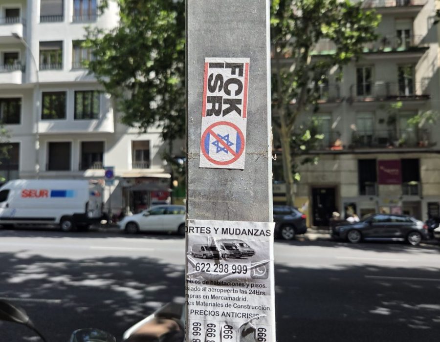 Een anti-Israëlsticker siert een lantaarnpaal voor de ingang van het kantoor van de FCJE in Madrid