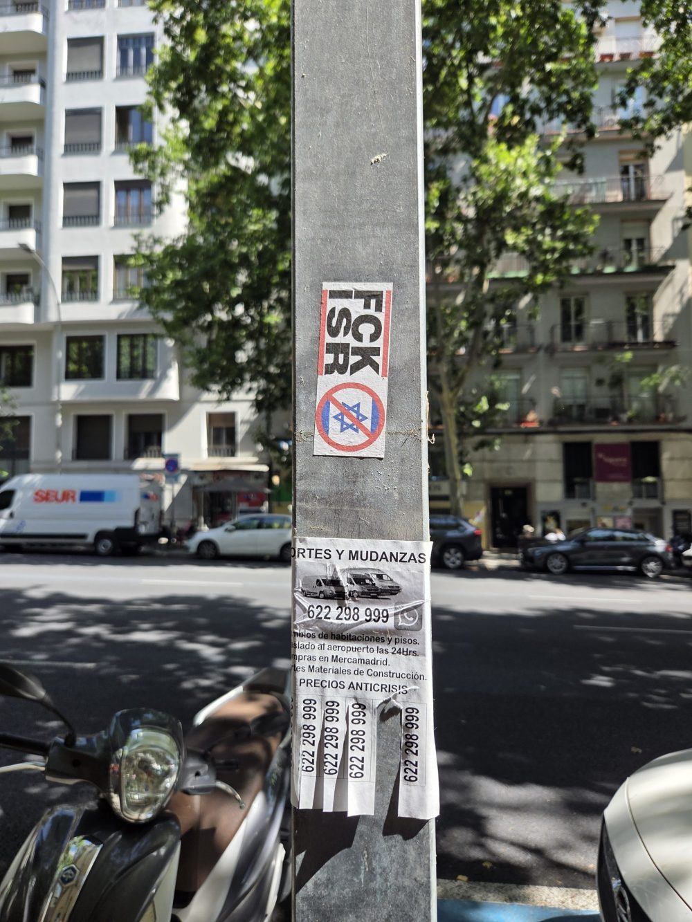 Een anti-Israëlsticker siert een lantaarnpaal voor de ingang van het kantoor van de FCJE in Madrid