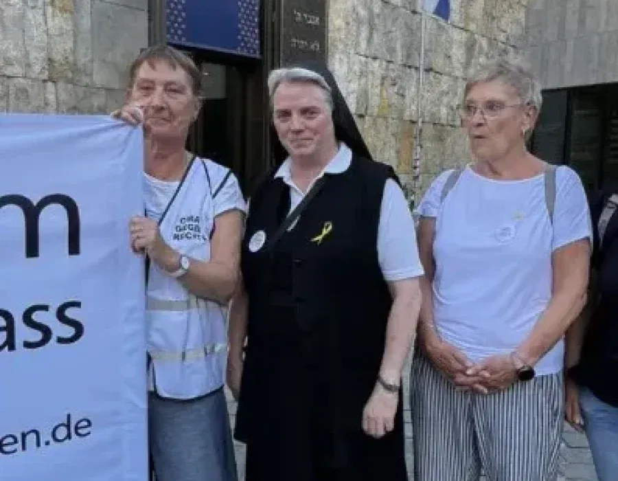Ook deze non, zuster Gisela, vormde deel van de menselijke keten om de Ohel Jakob-synagoge te beschermen tegen anti-Israëldemonstranten - Foto: X