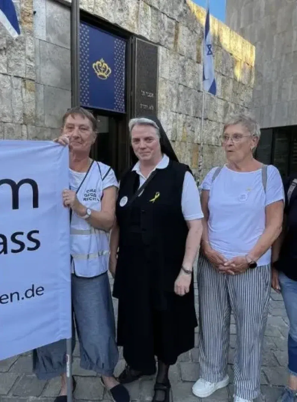 Ook deze non, zuster Gisela, vormde deel van de menselijke keten om de Ohel Jakob-synagoge te beschermen tegen anti-Israëldemonstranten - Foto: X