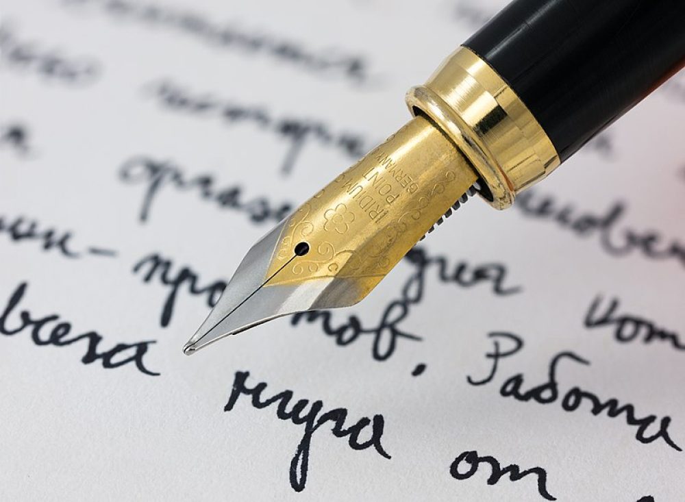 800px-Fountain_pen_writing_literacy