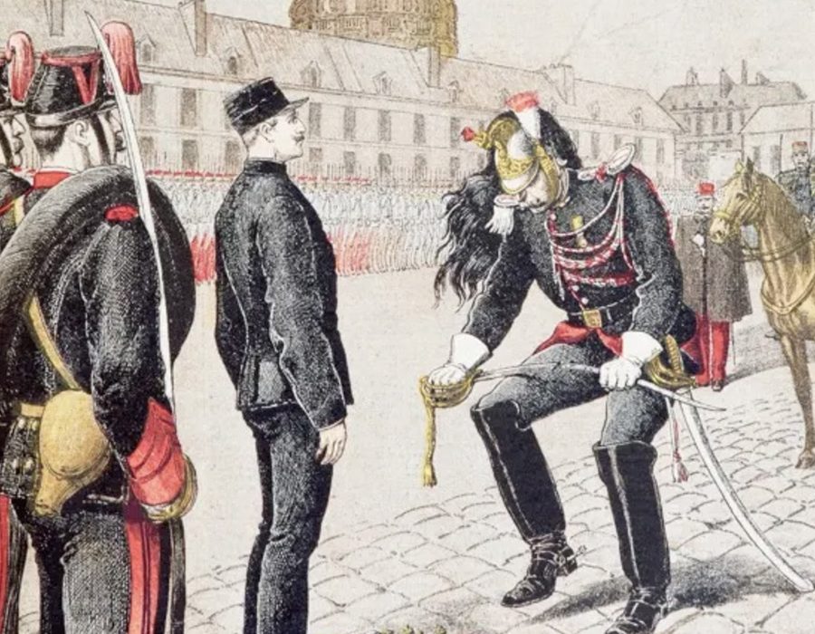 Alfred Dreyfus wordt oneervol ontslagen uit het leger, 1894
