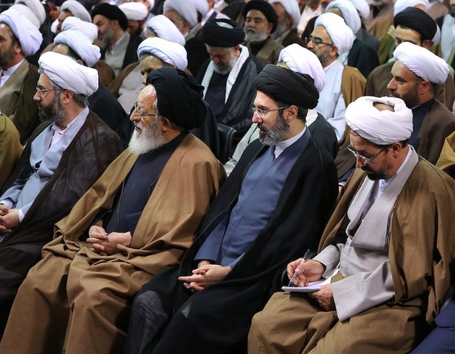 Mojtaba Khamenei (eerste rij, tweede van rechts) tussen andere Iraanse geestelijken in de 'heilige 'stad Qom - Foto: Khamenei.ir