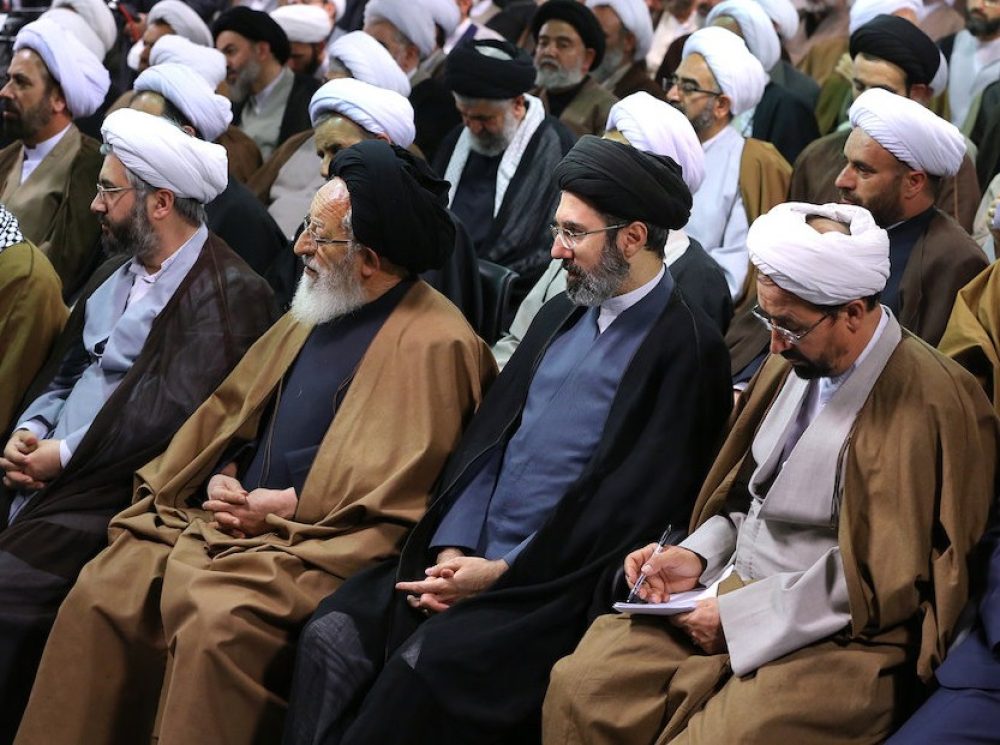 Mojtaba Khamenei (eerste rij, tweede van rechts) tussen andere Iraanse geestelijken in de 'heilige 'stad Qom - Foto: Khamenei.ir