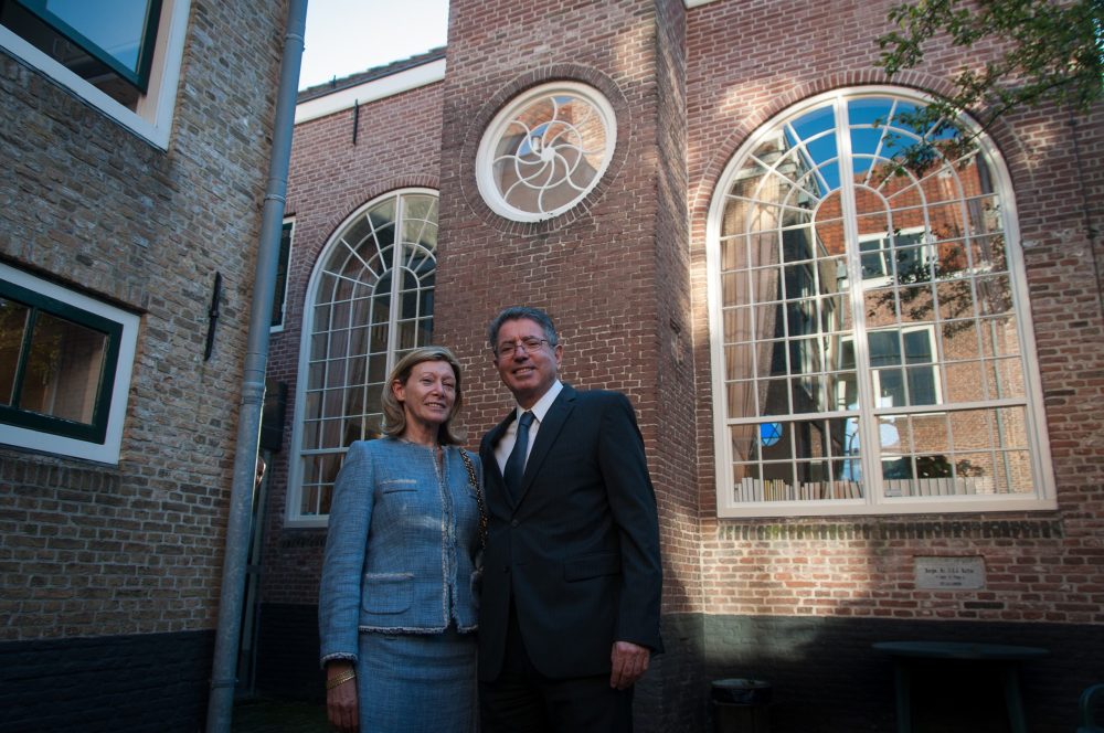 Ambassadeur-Haim-Divon-en-zijn-vrouw-Linda-maakten-tijdens-hun-bezoek-aan-de-provincie-Zeeland-een-sjabbatdienst-in-de-Middelburgse-synagoge-mee_Foto-Micha-de-Vries