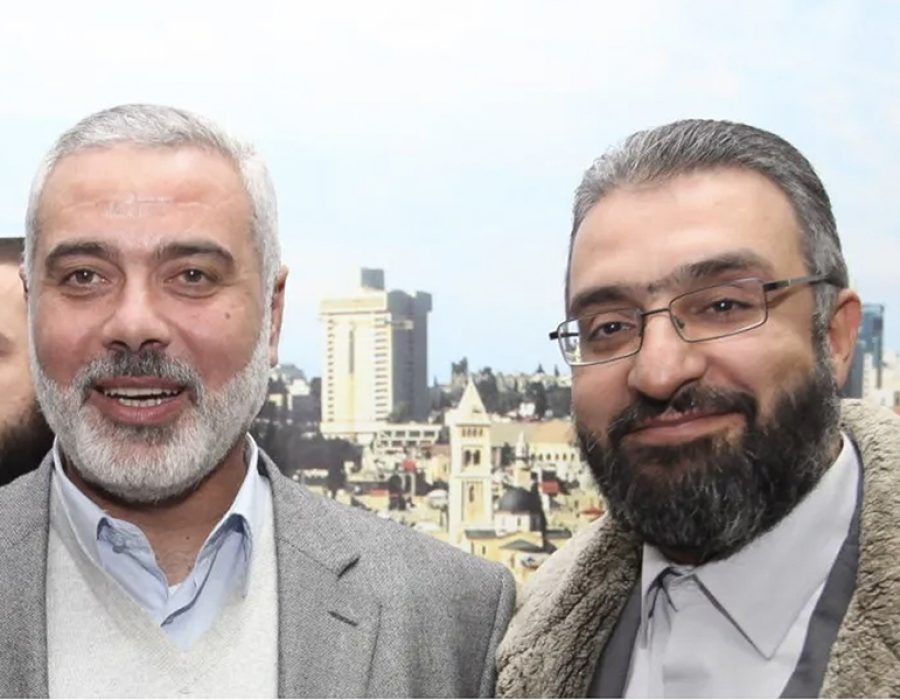Amin Abou Rashed samen met Hamasledier Ismail Haniyeh (l) op een foto die als bewijs tegen hem werd gebruikt