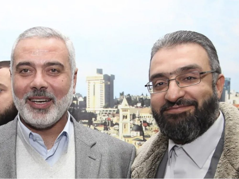 Amin Abou Rashed samen met Hamasledier Ismail Haniyeh (l) op een foto die als bewijs tegen hem werd gebruikt