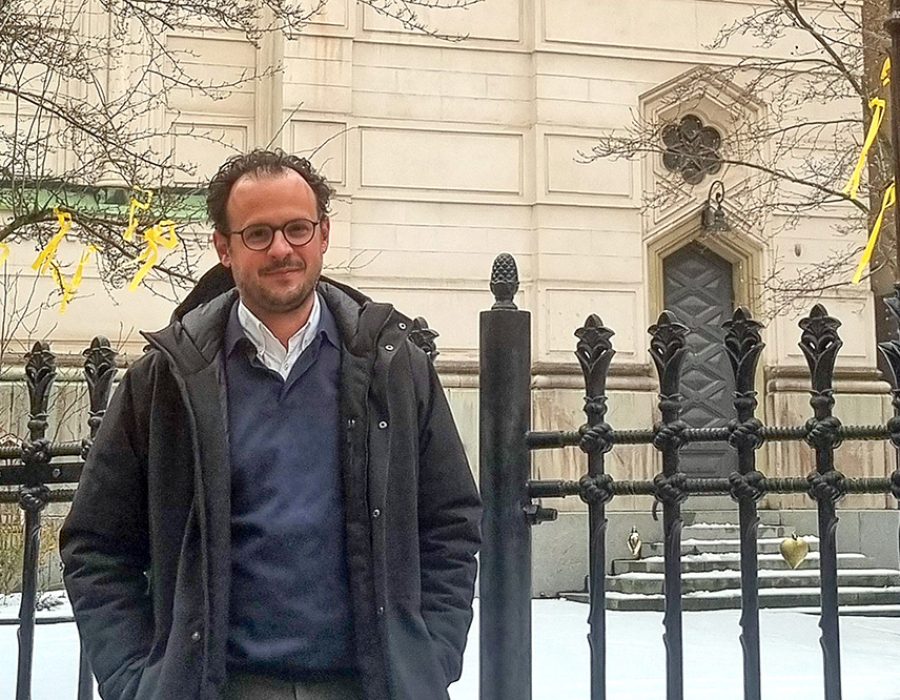 Aron-Verstandig-bij-de-Grote-Synagoge-van-Stockholm