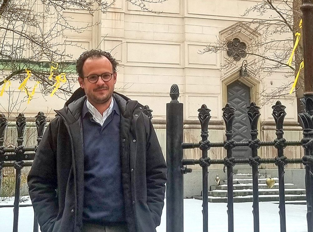 Aron-Verstandig-bij-de-Grote-Synagoge-van-Stockholm