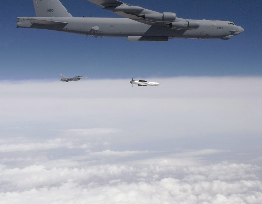 Een B-52 werpt een GBU-57 'MOP' af tijdens een oefening. Op de achtergrond een F-16 jachtbommenwerper - Foto: US Air Force