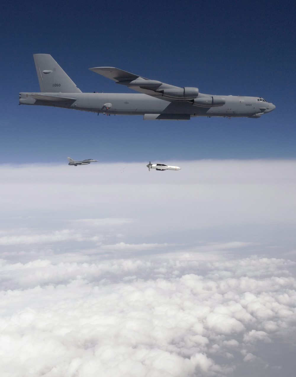 Een B-52 werpt een GBU-57 'MOP' af tijdens een oefening. Op de achtergrond een F-16 jachtbommenwerper - Foto: US Air Force