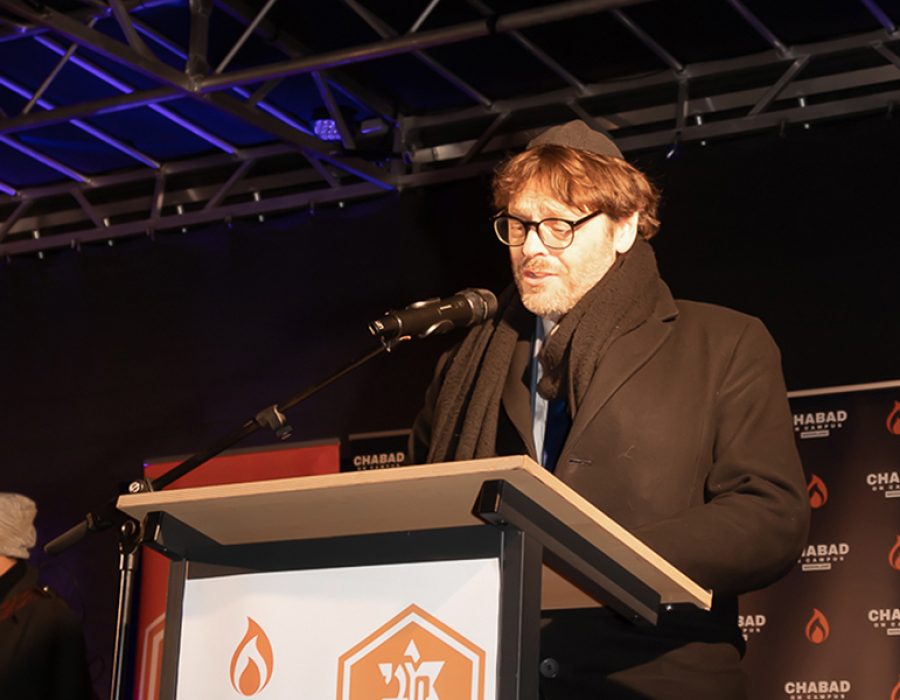Bart Vink bij de chanoekaviering op de Zuidas, Amsterdam, in 2024. Foto: Stefanie Abraham