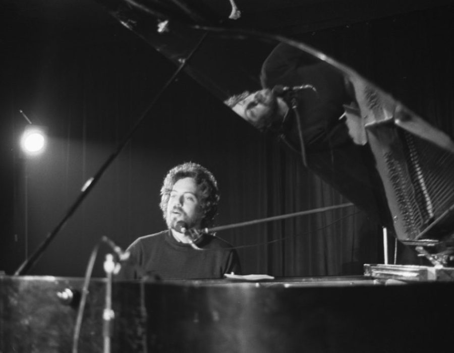 Billy Joel in 1972 in de Phonogramstudio in Hilversum Rob Mierenet