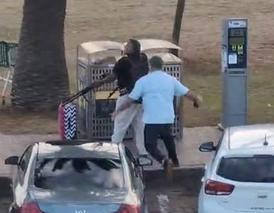 Ahmed al-Ahmed ontwapent een van de terroristen. Gefilmd door een omstander