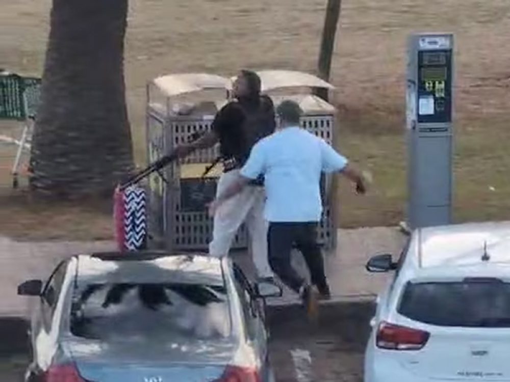 Ahmed al-Ahmed ontwapent een van de terroristen. Gefilmd door een omstander