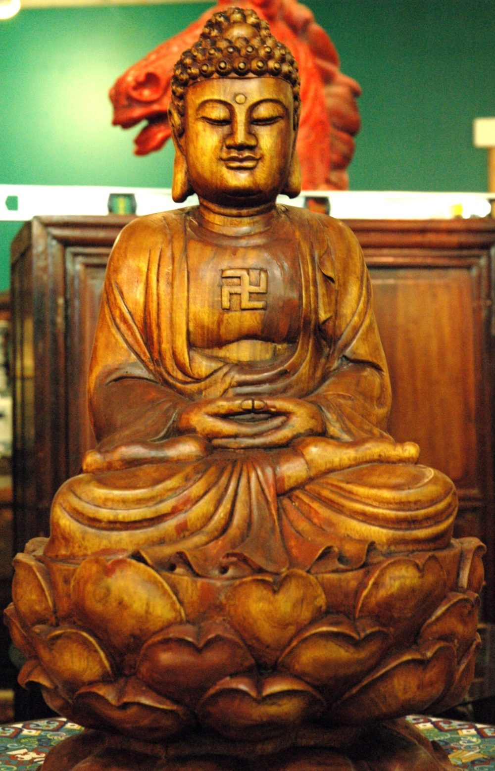 Buddha-met-swastika