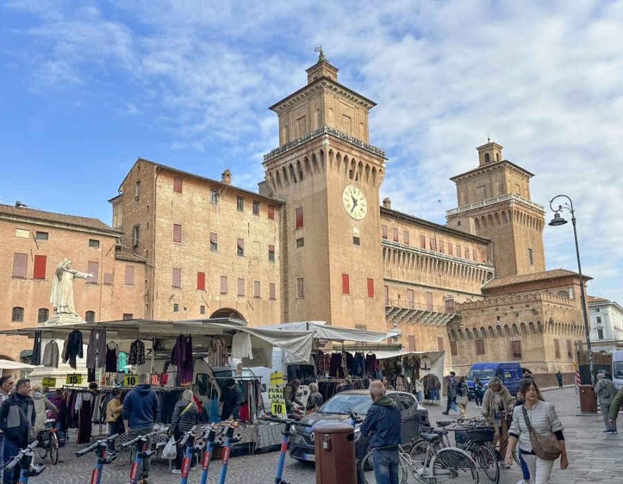 Op het burchtplein torent de strenge Savonarola boven de kraampjes uit