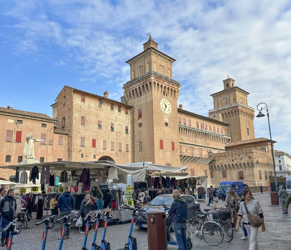 Op het burchtplein torent de strenge Savonarola boven de kraampjes uit