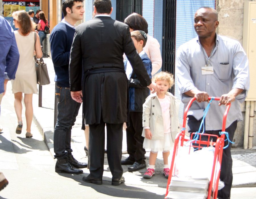 Een Joodse familie in Le Marias, de oude Joodse wijk in het centrum van Parijs - Foto Bart Schut