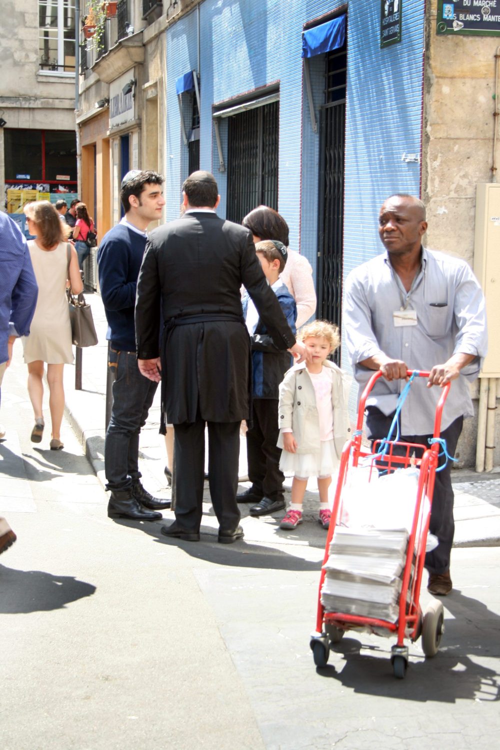 Een Joodse familie in Le Marias, de oude Joodse wijk in het centrum van Parijs - Foto Bart Schut