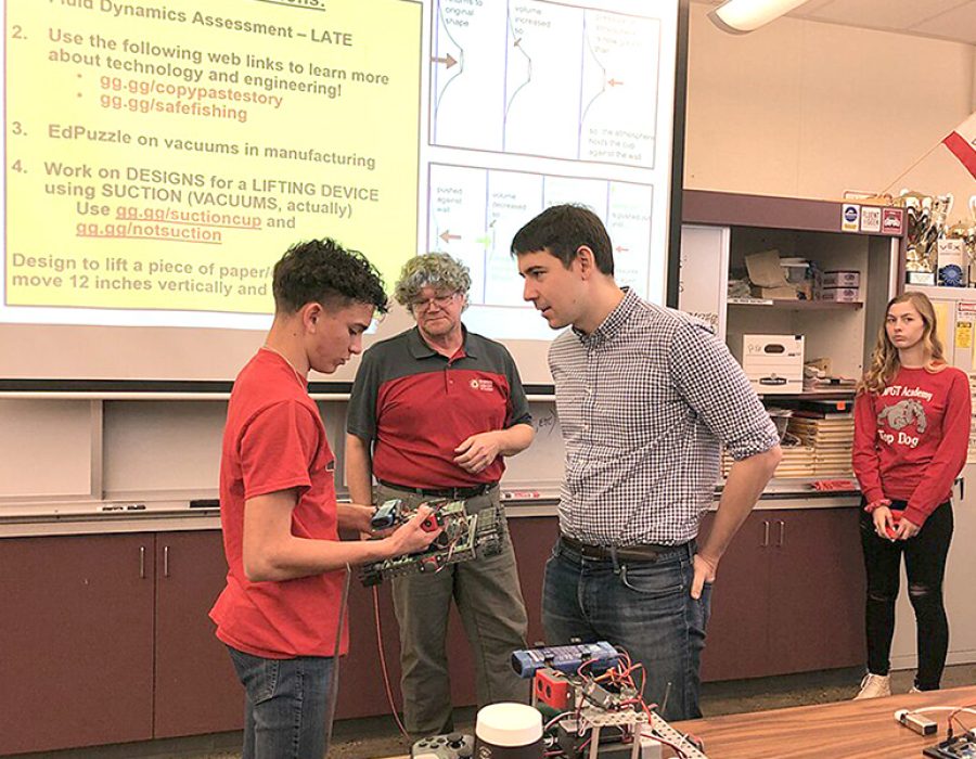 Een Californische politicus bezoekt een highschool. Foto: Josh Harder