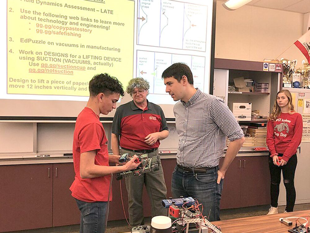 Een Californische politicus bezoekt een highschool. Foto: Josh Harder