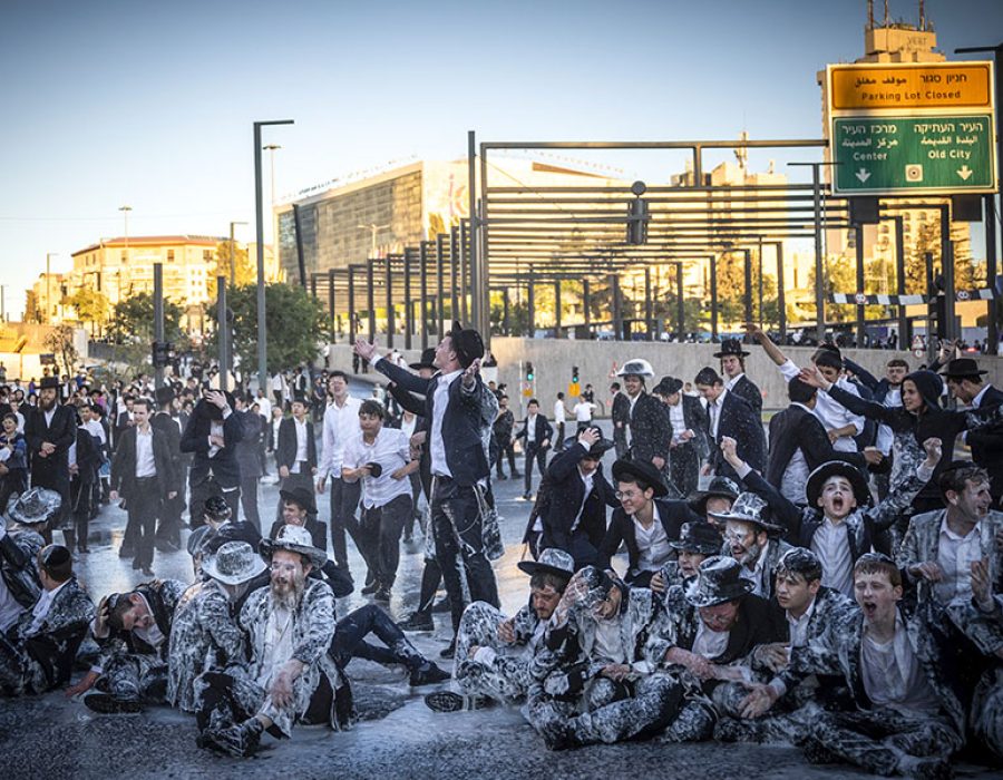 Ultraorthodoxe demonstranten tegen de dienstplicht blokkeren op 1 juni een weg in Jeruzalem. Foto: Yonatan Sindel/Flash90