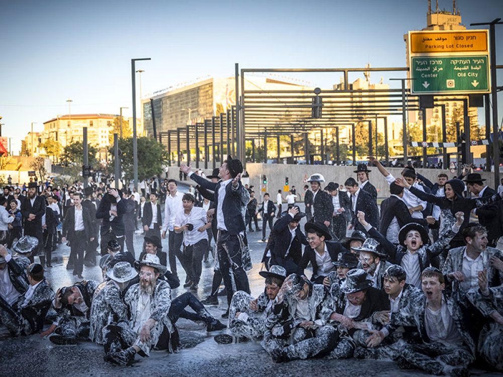 Ultraorthodoxe demonstranten tegen de dienstplicht blokkeren op 1 juni een weg in Jeruzalem. Foto: Yonatan Sindel/Flash90