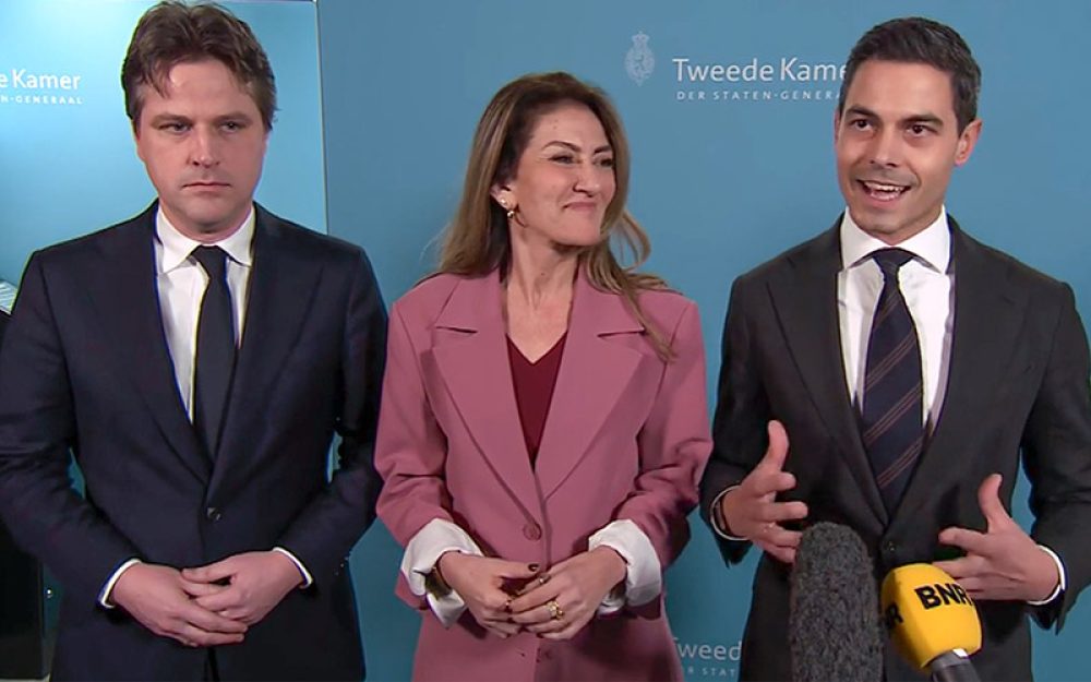 Henri Bontenbal, Dilan Yesilgöz en Rob Jetten presenteren hun coalitieakkoord in Den Haag. Schermopname van NPO 1